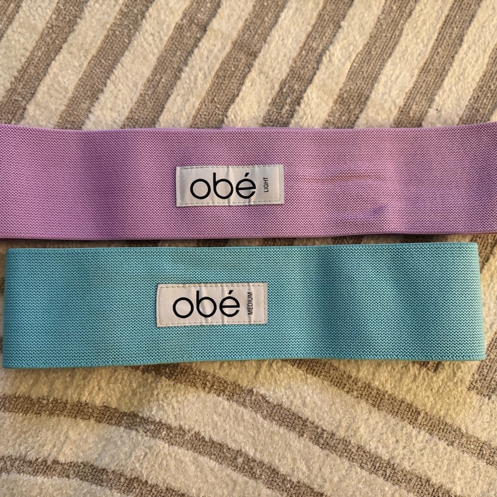 Obé Fitness Resistance Bands Set in Purple (light resistance) and Blue (medium)